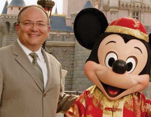 Rasulo bên cạnh chú chuột Mickey nổi tiếng của hãng Walt Disney